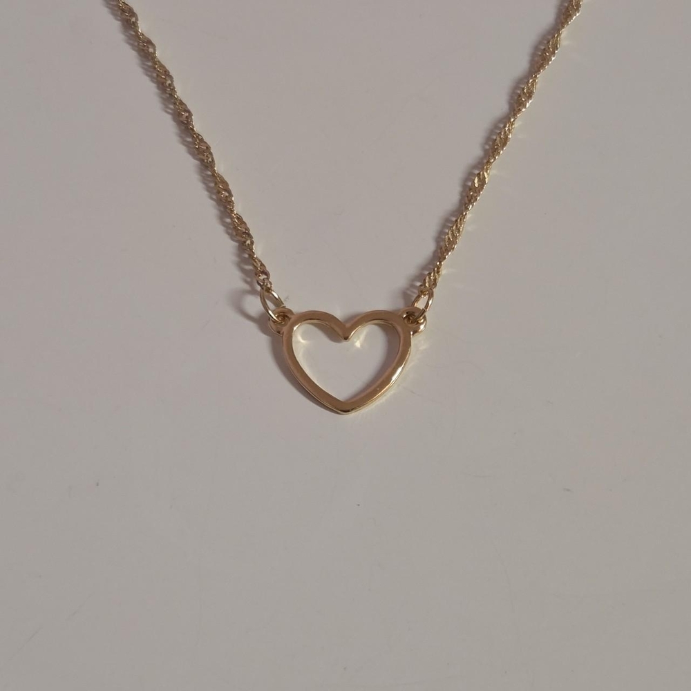 Elegant minimalist gold tone necklace simple heart pendant twisted chain Lovisa